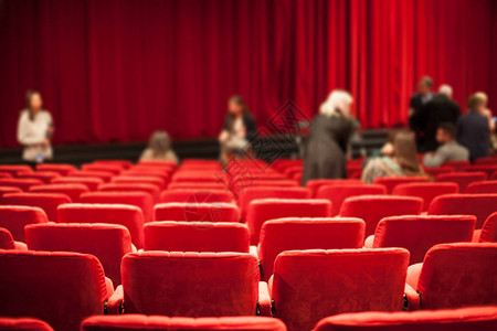 红色剧院座位和观众来了图片
