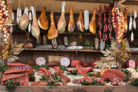 木板上肉店的各种生肉和香肠图片