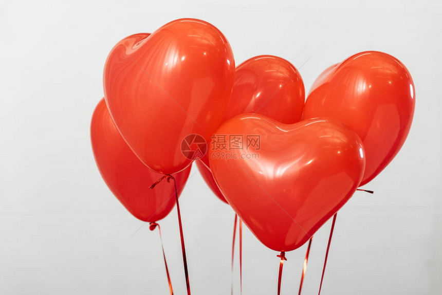 情人节的红色心形气球被白色隔离图片