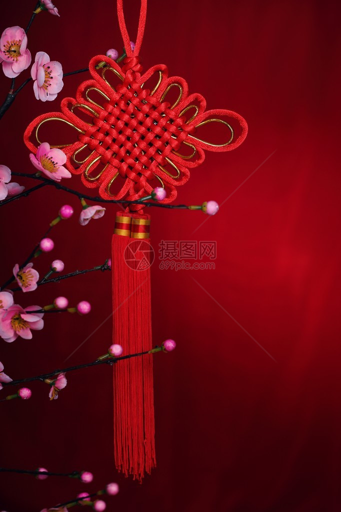 传统的装饰结和梅花在节日背景图片