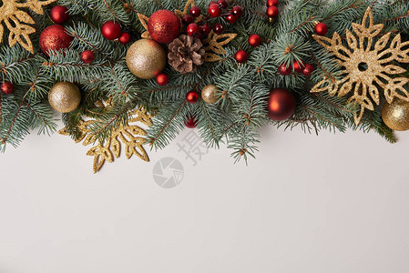 上面有圣诞玩具和金雪花的圆形树枝图片