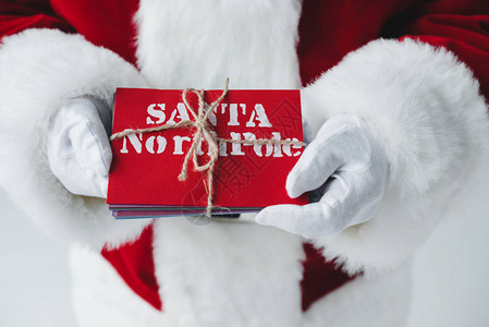 圣诞老人拿着带有圣诞老人北极铭文的字母的短镜头图片