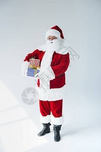 圣诞老人拿着礼物背景图片