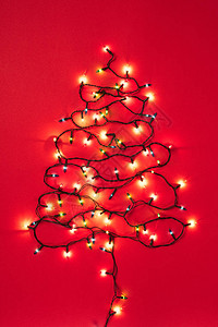 以圣诞树的形式在红色背景的五颜六色的花环图片