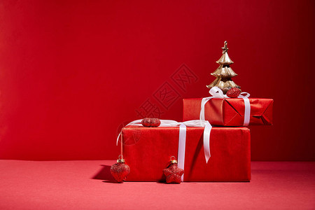 红色礼品盒和装饰圣诞树图片