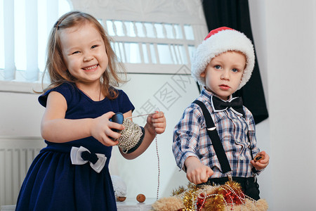 孩子们在圣诞节装饰中图片