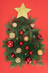 松树枝金星和圣诞球的顶部视图图片