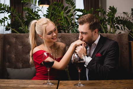 浪漫约会时帅哥在餐厅亲吻有魅图片