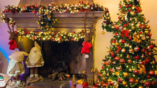 室内客厅室内装饰着壁炉和美丽的圣诞树的图片