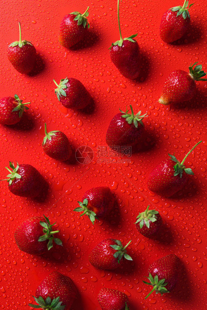 带水滴的红色表面草莓的顶视图图片