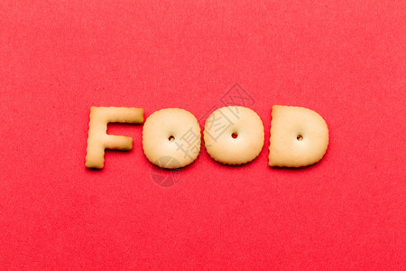 在红色背景的词食物饼干背景图片