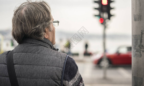 等待街道人行横道的老人图片