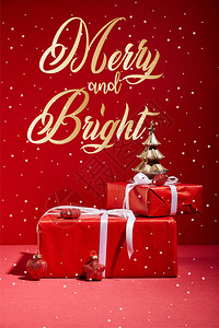 红色礼物盒和装饰圣诞树的装饰品背景图片