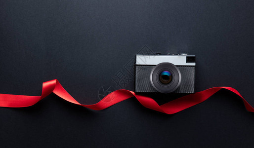 反光照相机和红色带状背景图片