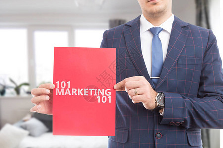 男销售员在红纸上广告促销100个和1个市场营销图片