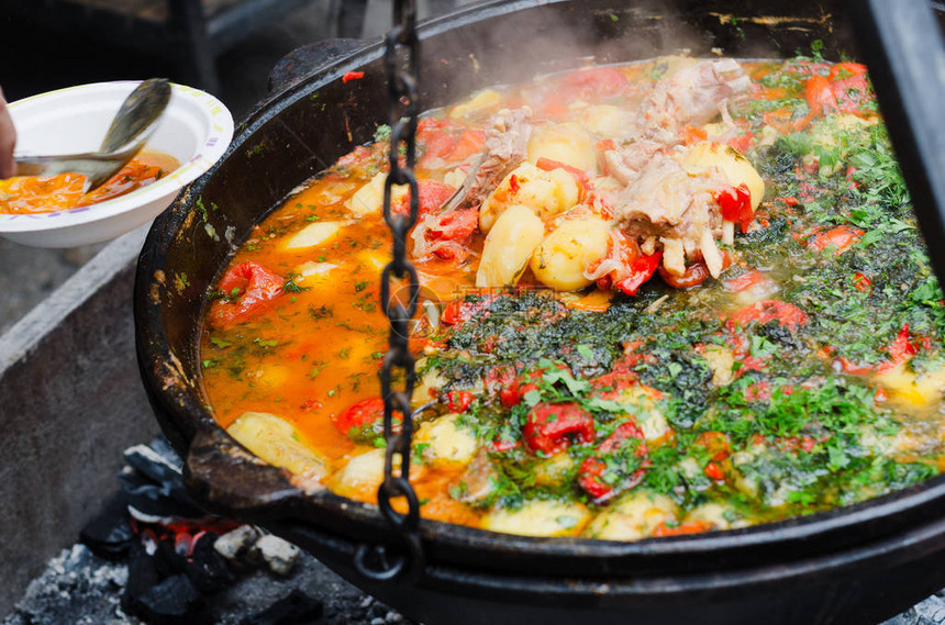蔬菜和炖肉一起煮在锅炉里街边图片
