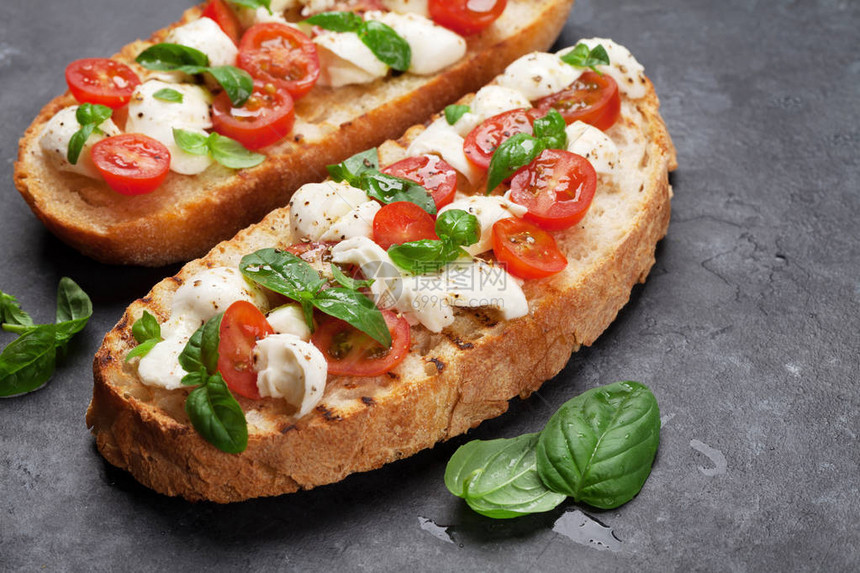 加樱桃西红柿马扎里拉和巴西尔的奶油布丁烤面包图片