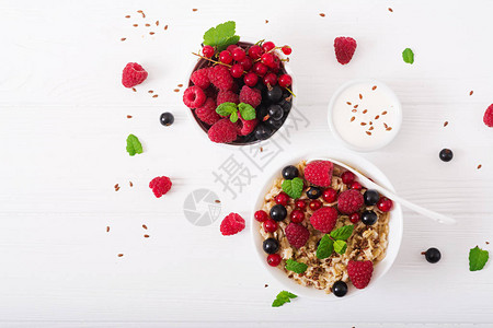美味健康的燕麦粥配浆果亚麻籽和酸奶健康的早餐健身食品图片