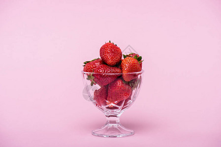 在玻璃碗中鲜红美味的新鲜草莓图片