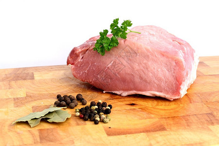 木菜板上的猪肉图片