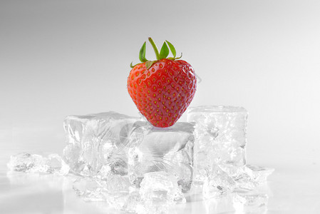 冰块上的单个新鲜草莓图片