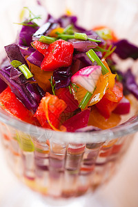 甜菜胡萝卜叶豆类和洋葱沙拉被称图片