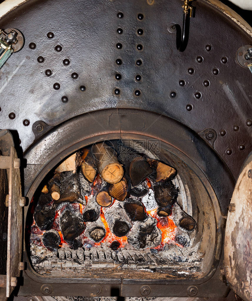有煤和火的老式炉子图片