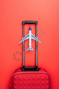 红色背景的手柄和玩具飞机旅背景图片