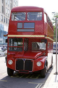 红色伦敦公交车停图片