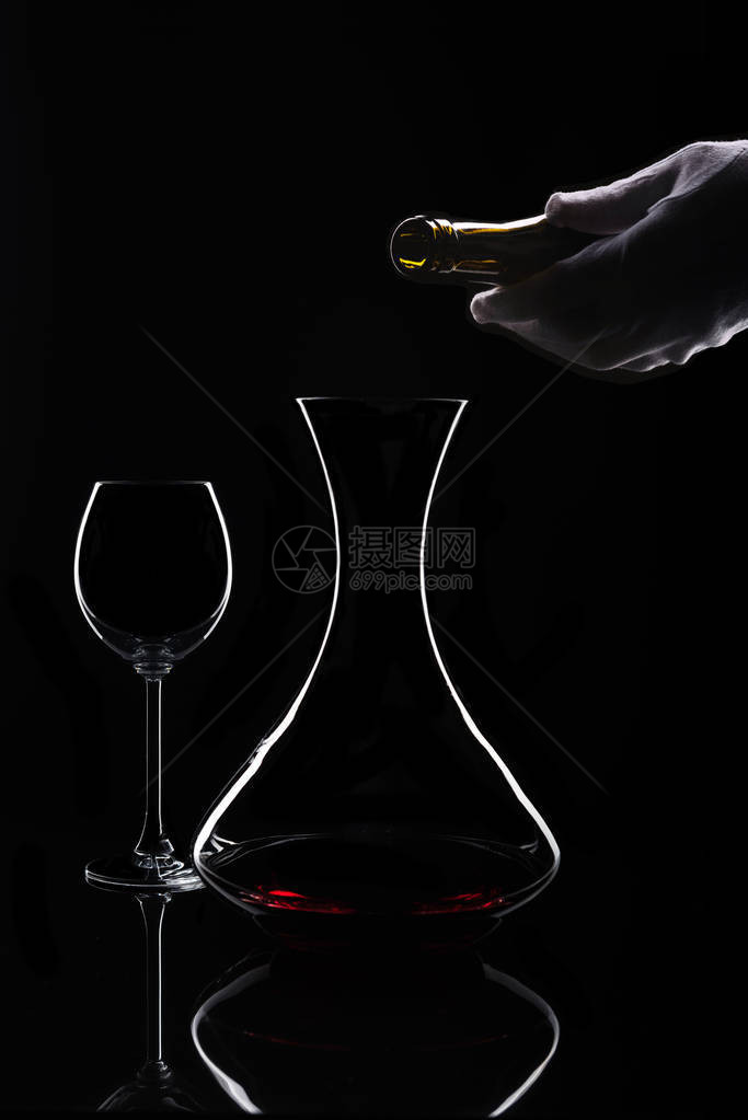 葡萄酒玻璃男手和制片室背光的脱落器等形状图片