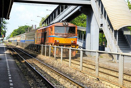 红色橙车柴油机车在曼谷图片