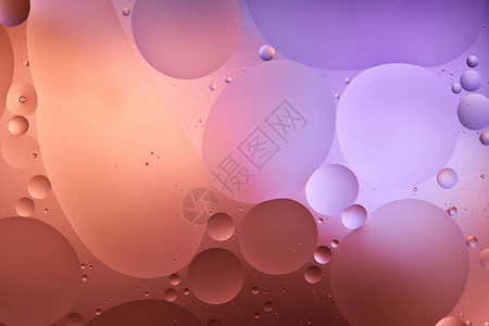 来自混合水和石油泡沫的美丽紫色和粉图片