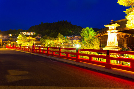 闪光石灯和明亮红中上巴桥围栏沥青甲板背景图片