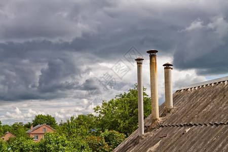 乌云笼罩着村庄的屋顶图片