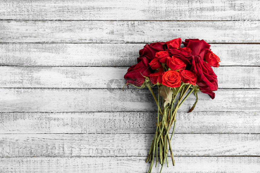 最美红玫瑰的顶端视图花朵在有复制空间图片