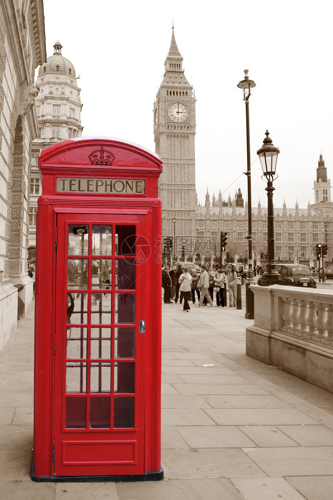 伦敦一个传统的红色电话亭和大Ben在S图片