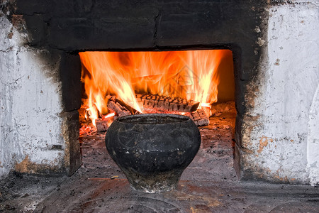 带铁锅和烧柴火的旧俄罗斯炉子图片
