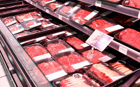 在超市展示肉制品图片素材