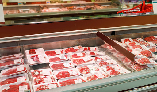 在超市展示肉制品图片素材