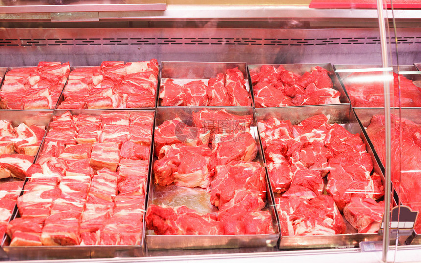 市场上的肉类展示