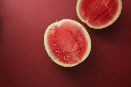 红色表面切西瓜的顶视图背景图片