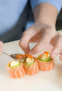 准备鲑鱼卷的苏奇厨师图片