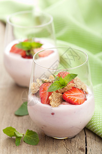 草莓酸奶配玉米片和薄荷图片