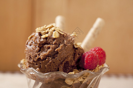 草莓和华夫饼干巧克力冰淇淋图片