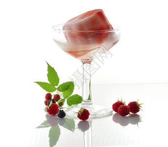 玻璃餐具中的水果冰糕图片