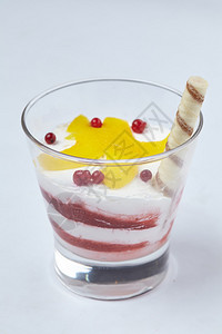 用玻璃杯装水果的特写甜点图片