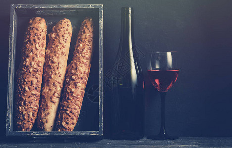法国奶酪面包配红酒自制新鲜出炉的法式长棍面包乡村风格长面包复古图片