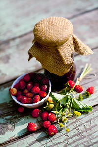 木桌上的野草莓酱图片