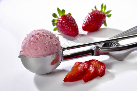 草莓冰淇淋配有食图片