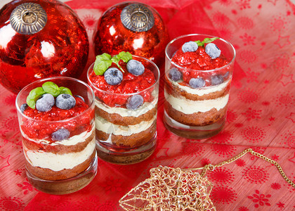 圣诞甜点甜品蒂拉米苏配有草莓新鲜图片